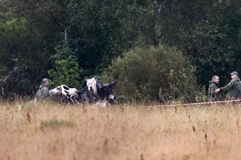 Фатални 32 секунди: Самолетът на Пригожин със странни маневри преди удара, а до един от труповете открили... ГРАФИКИ