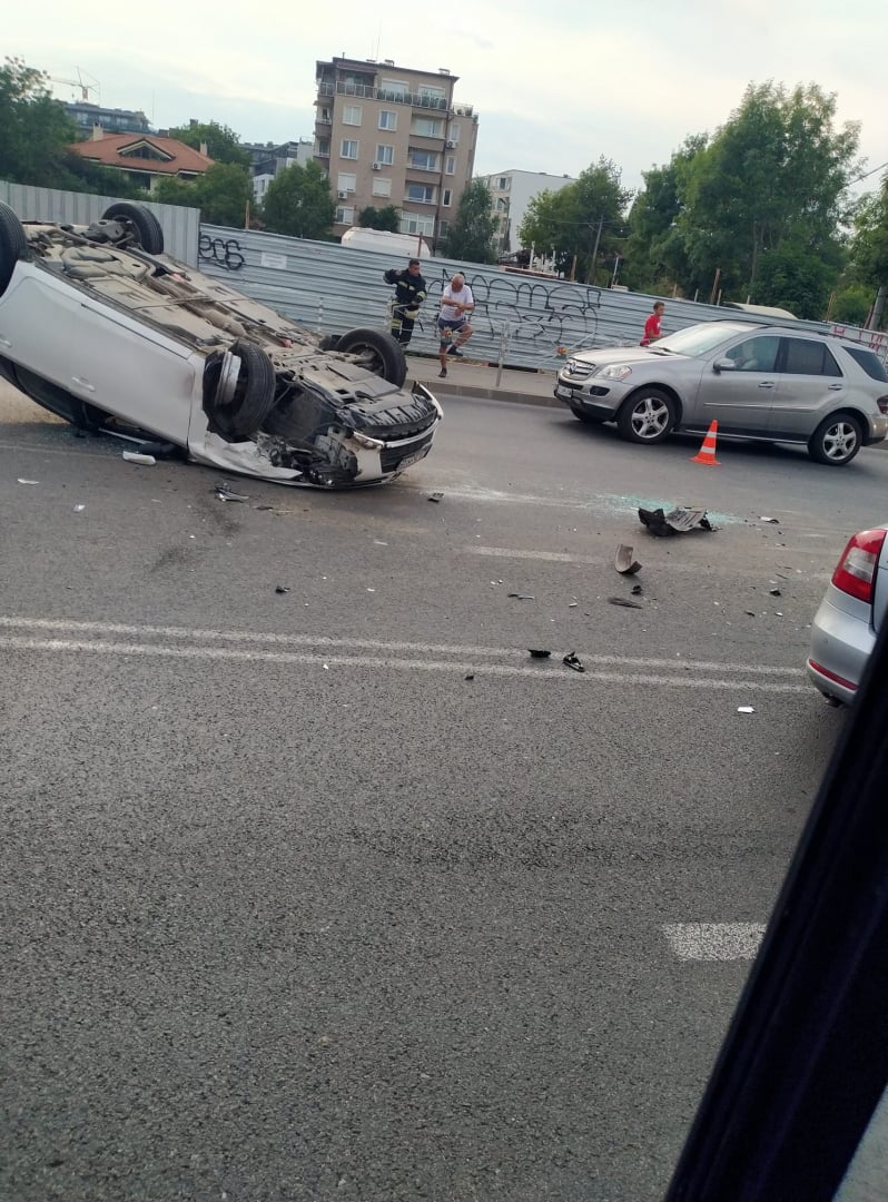 Голямо меле с кола по таван на ключов столичен булевард СНИМКИ