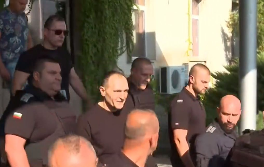 Вижте как извеждат Божков с тежка охрана от летището СНИМКИ/ВИДЕО 