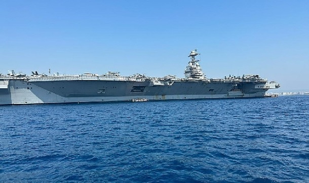 Най-големият US самолетоносач пристигна край турски курорт