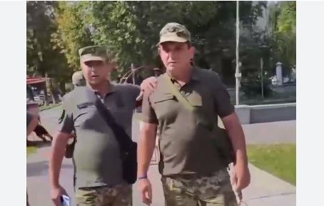 ВИДЕО от войната: Мъж от Полтава отговори рязко, когато се опитаха да му връчат призовка