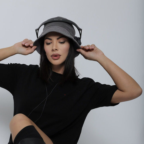 Мега известна и красива родна DJ-ка много го загази! Спипаха я да...