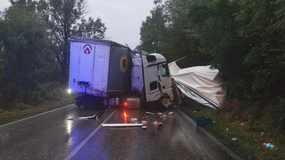 Смазан между 2 тира: Мъж загина в жестоко меле край Самоводене СНИМКИ