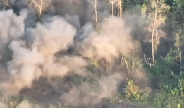 ВИДЕО от войната: Артилерията на ВСУ унищожи замаскирана руска БМП-2