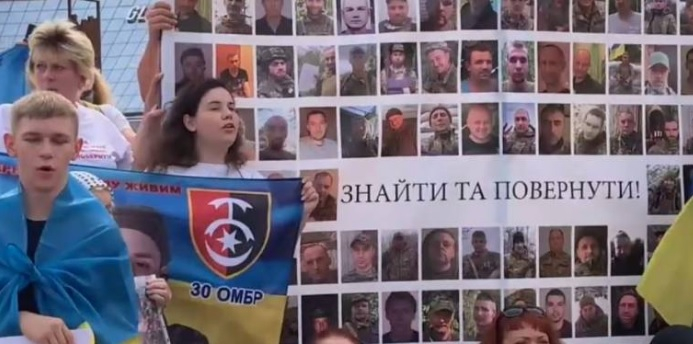 Роднини на украински бойци излязоха на масов митинг, ето какво поискаха ВИДЕО
