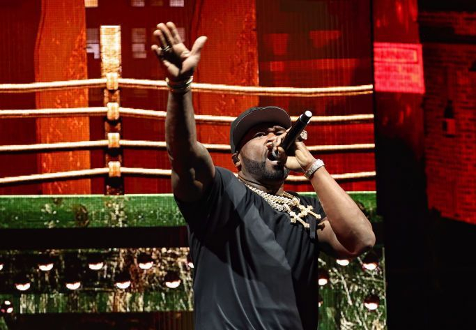 Брутално! 50 Cent превъртя и пусна кръв на своя фенка по време на концерт ВИДЕО 18+