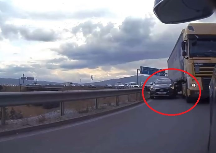 Шокиращо ВИДЕО! Камион притиска кола към мантинелата, цялата е издрана 