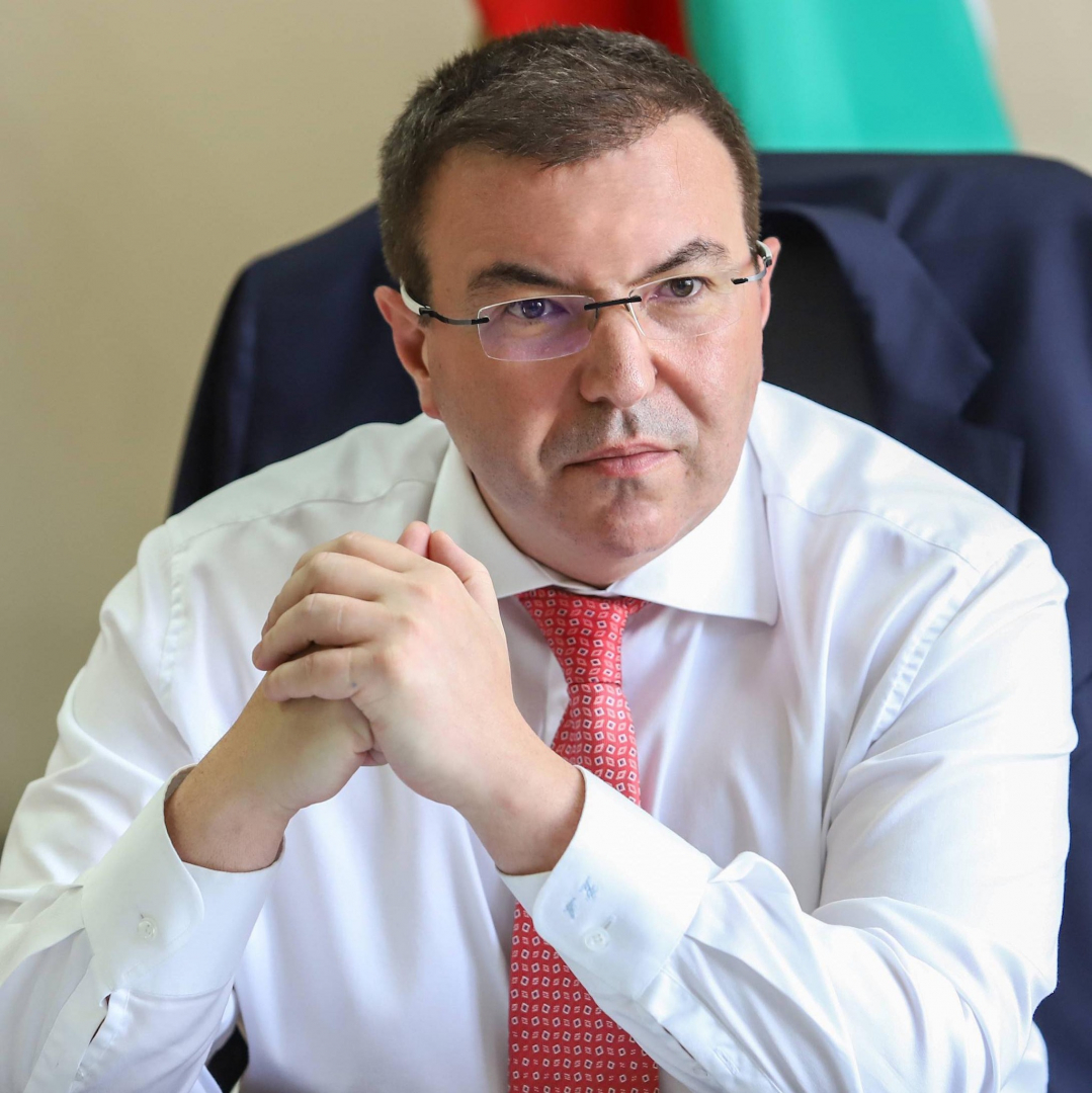 Костадин Ангелов сподели много лична снимка, държи в обятията си...