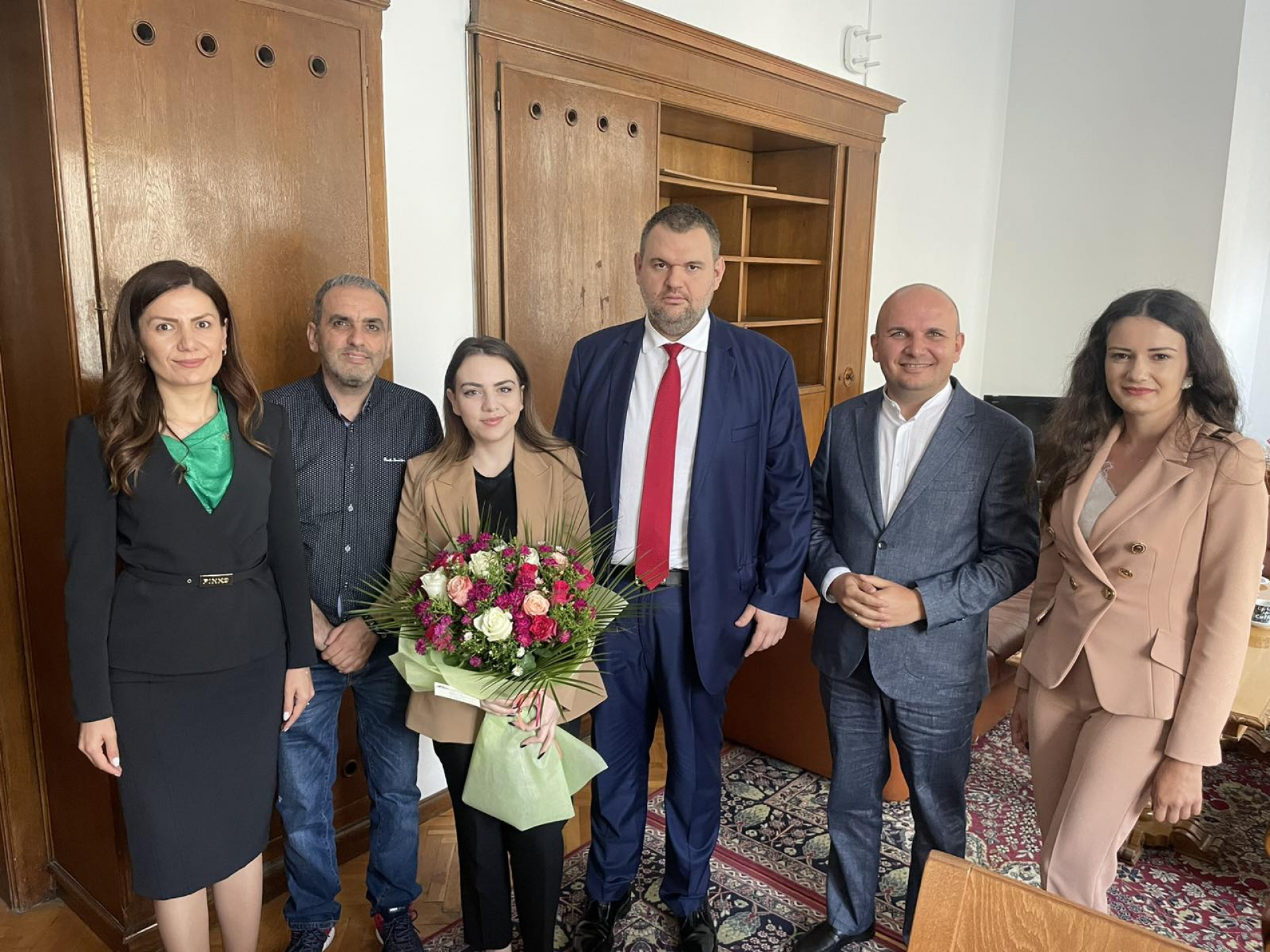 Делян Пеевски се срещна с шахматистката Нургюл Салимова