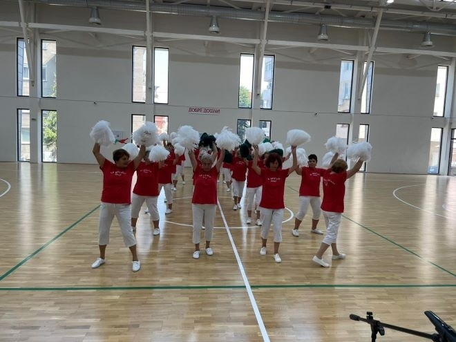 400 баби мажоретки събраха погледите във Враца СНИМКИ