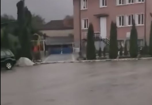 Времето вече се обърна, на това място в България вали като из ведро ВИДЕО