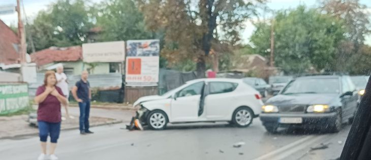 Първо в БЛИЦ! Челно меле затапи столичния бул. "Сливница" СНИМКИ