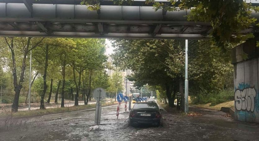 Апокалипсис в Пловдив! Улиците станаха реки ВИДЕО