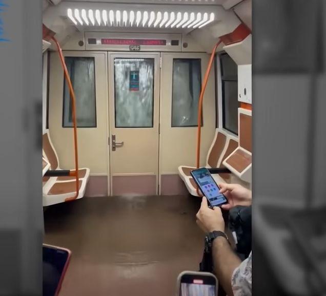 Невиждани наводнения в Испания, вода тече навсякъде, изтръгва хората от колите ВИДЕО
