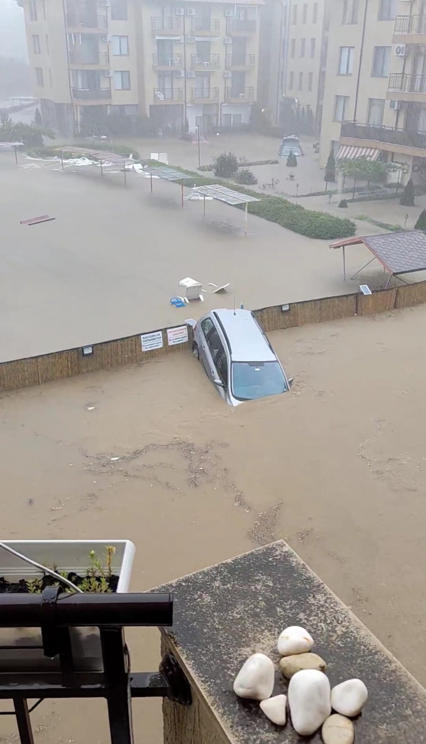 Сирени вият в Царево, градът е под вода! ВИДЕО