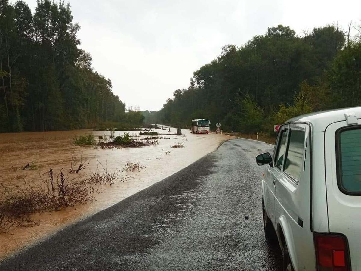 Воден апокалипсис: Река преля и край Малко Търново, блокирани са...