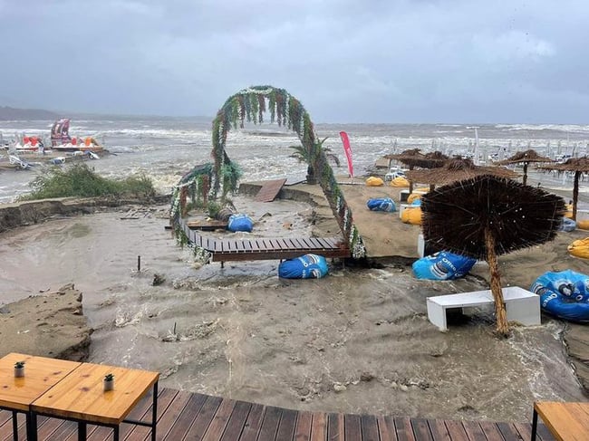 ВИДЕО разкрива какво остана след водната стихия в "Арапя"