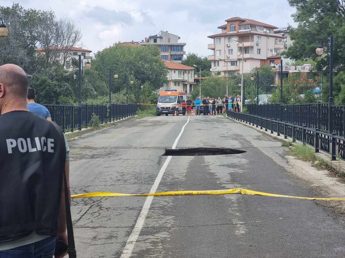 Извънредно! Ахтопол и Синеморец са вече напълно откъснати, пропадна и алтернативният мост СНИМКИ