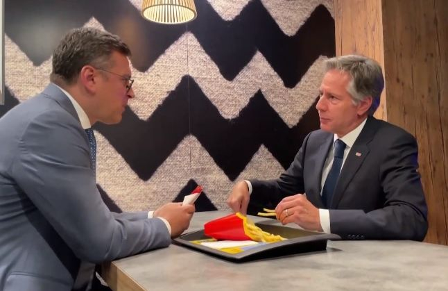 Блинкен и Кулеба смаяха клиентите на киевски "Макдоналдс" ВИДЕО 