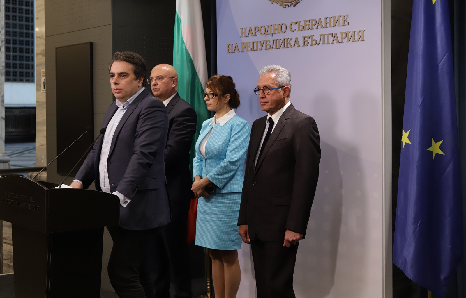 Разбраха се: Асен Василев даде голямо обещание на ГЕРБ и ДПС!
