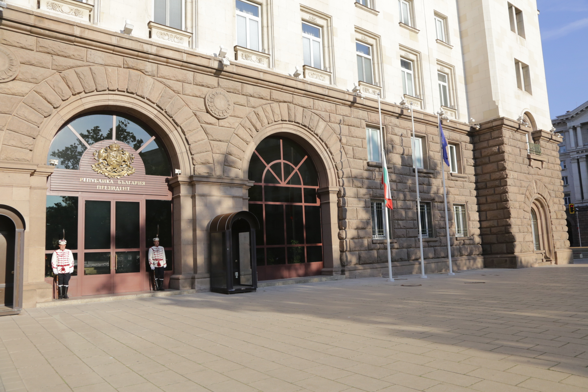България скърби за жертвите на бедствието в Царево СНИМКИ