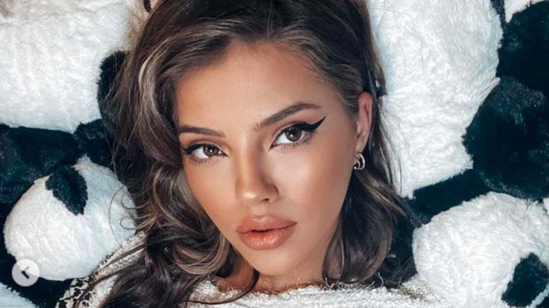 Дара разгорещи страстите с визия ала Риана Снимки