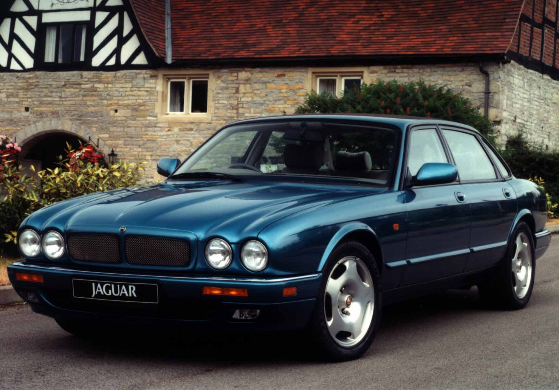 Шофьорите се кръстят: Украинец превърна мощен Jaguar във Волга и поиска космическа цена СНИМКИ 