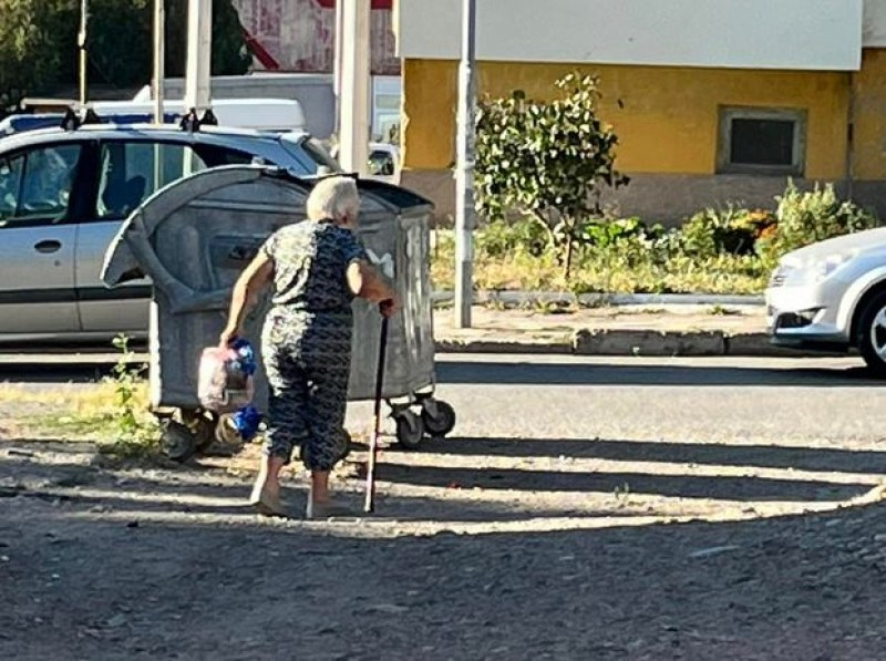 93-г. сливналийка с бастун смая всички, не е за вярване какви ги свърши на улицата СНИМКА 
