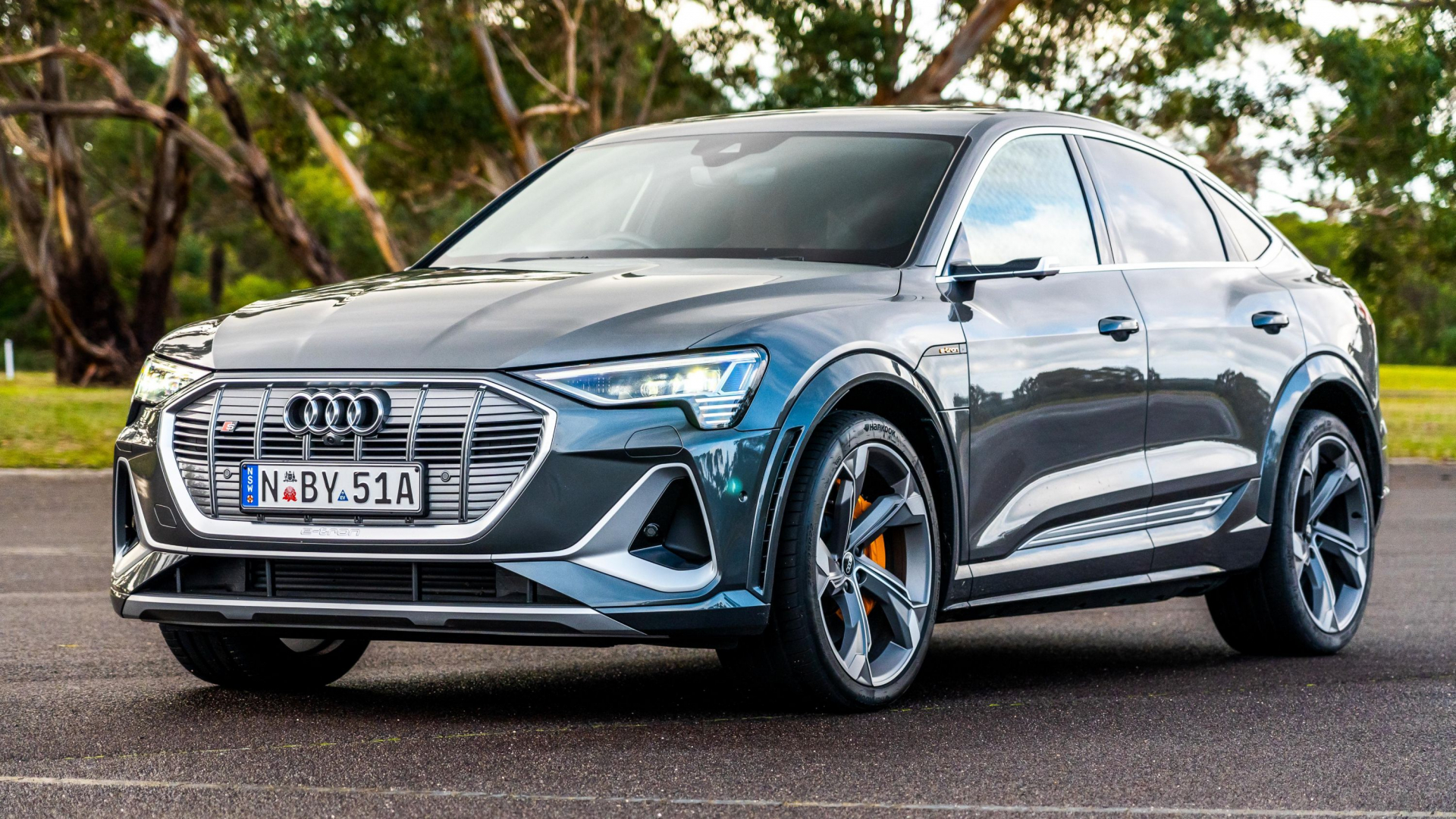 Защо от Audi започнаха да продават електромобилите e-tron на половин цена? 