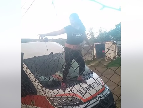 Скандално ВИДЕО: Пищна ромка върти и суче мазни кючеци върху капака на линейка 