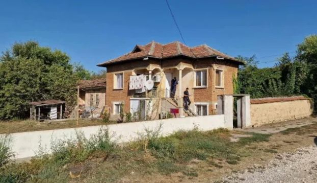 Разследващи влязоха в дома на ужасите в Изгрев след подозрителната смърт на старци 