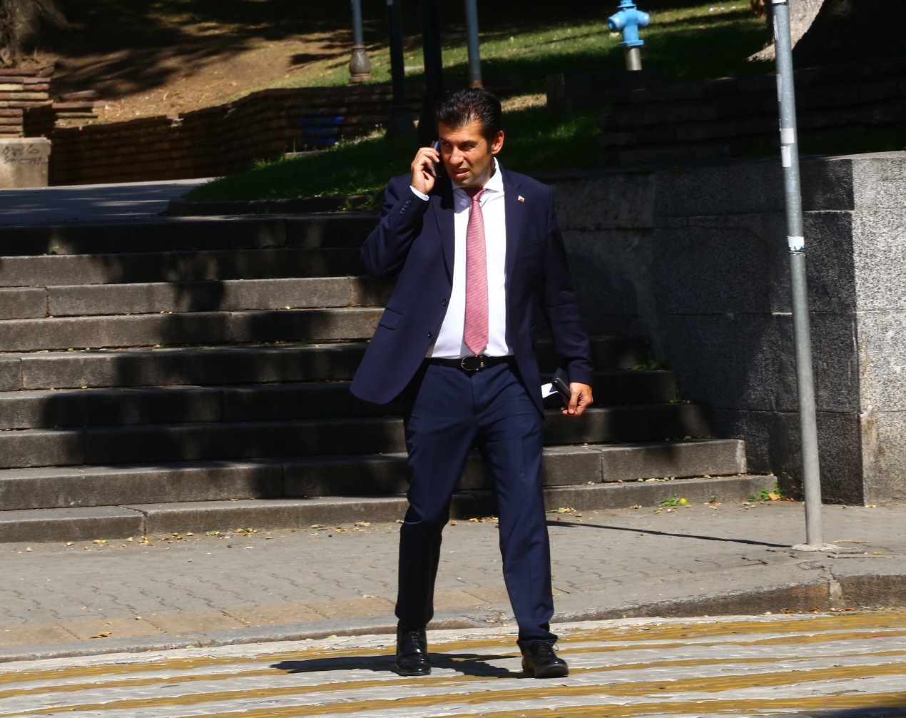 Фотобомба в БЛИЦ: Какви ги върши Кирил Петков след заседанието в НС?