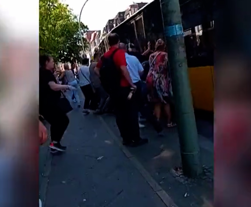 Невиждано: 40 души вдигнаха автобус, за да извадят мъж под него ВИДЕО 