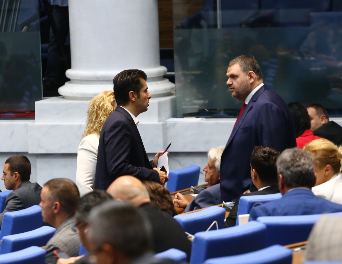 Съсипаха Петков след пореден резил в ефир, ревнувал Пеевски заради...