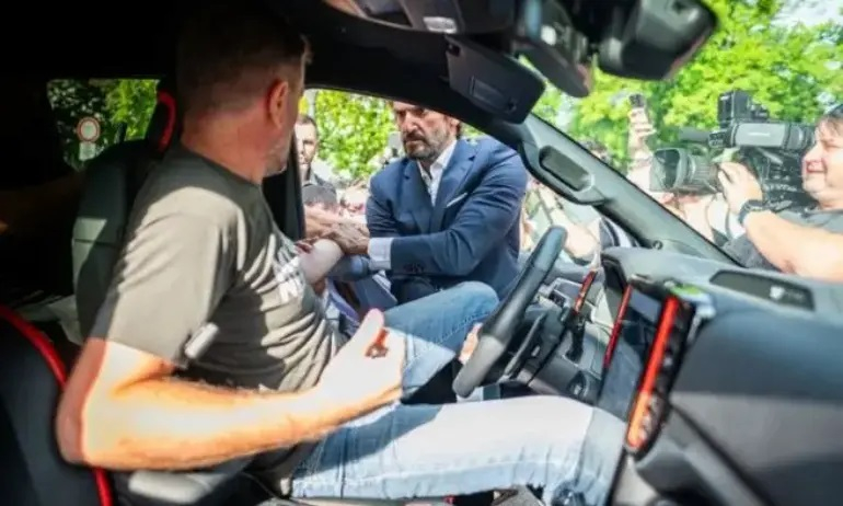 Бивши премиер и министър се сбиха пред сградата на депутатите ВИДЕО