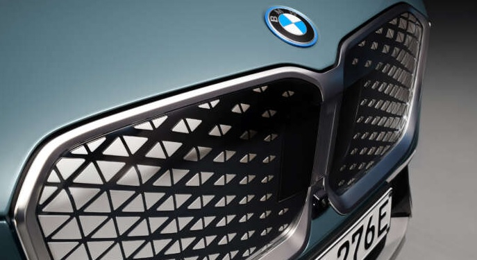 BMW представи своя най-достъпен електрически кросоувър СНИМКИ
