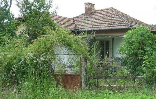 Собственици на къща в Монтанско се обадиха на 112 и обявиха: В стаята има...