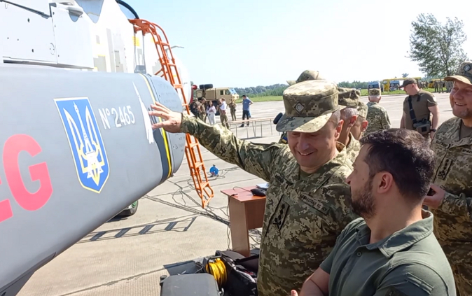 ВИДЕО от войната: Военновъздушните сили показаха как удариха два руски кораба след "Москва"