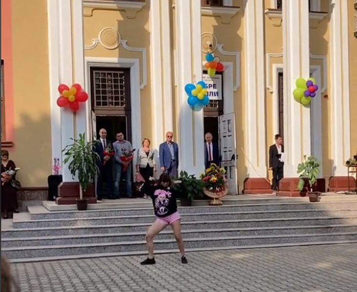Това не е нормално: Мрежата гърми след вулгарен танц на дете навръх 15-и септември 
