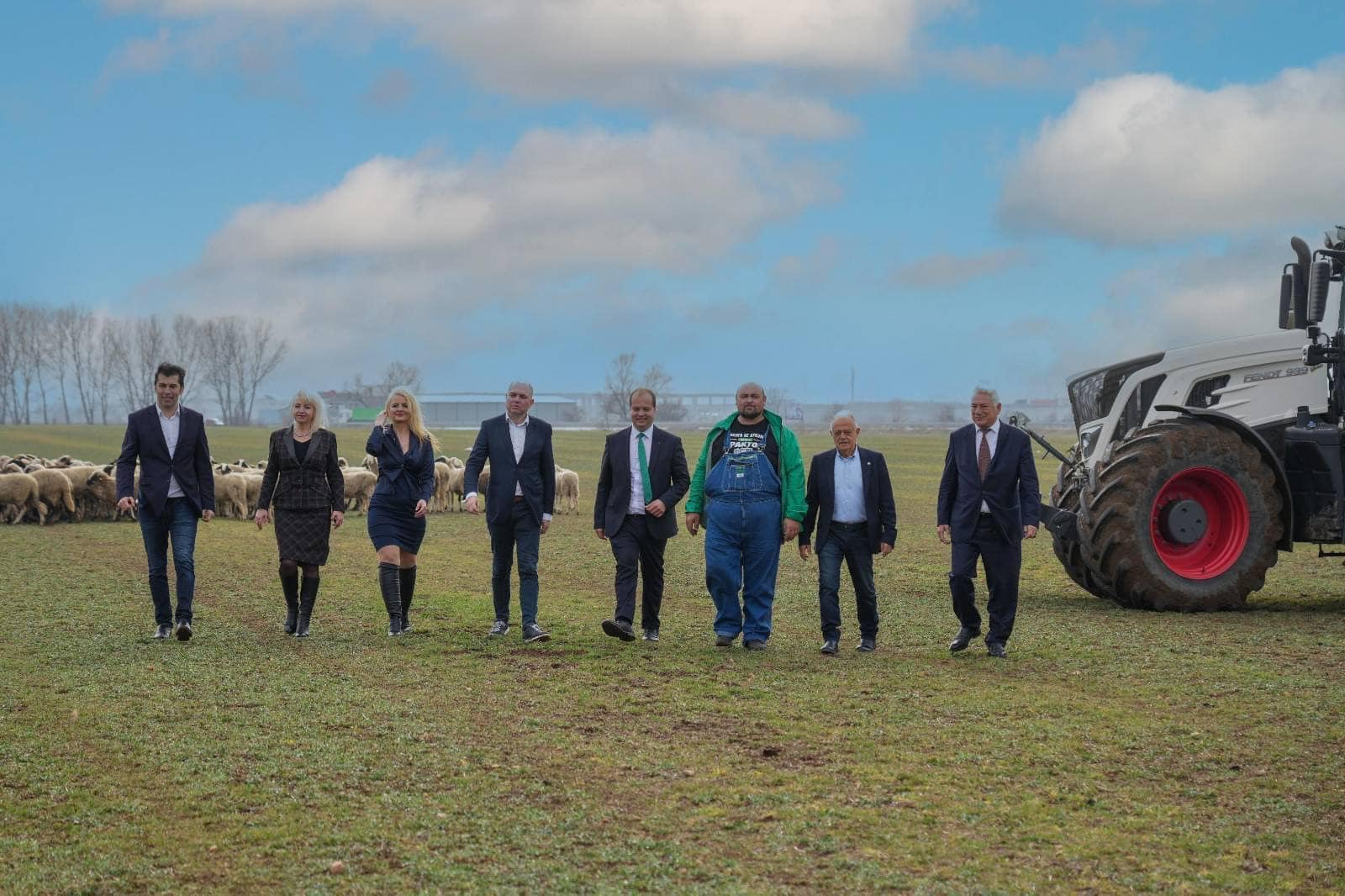 Слави срази ПП-ДБ с тази СНИМКА с овце и трактори 