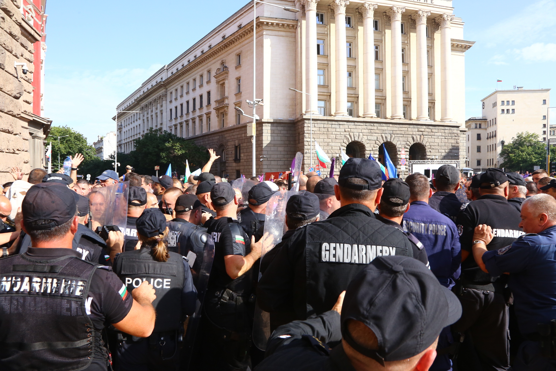 Напрежението пред МС ескалира! Протестиращи в сблъсък с полицията СНИМКИ 