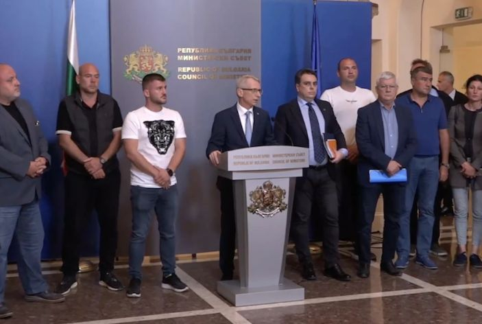 Денков и Василев с големи новини след срещата със земеделците, спират ли протестите 