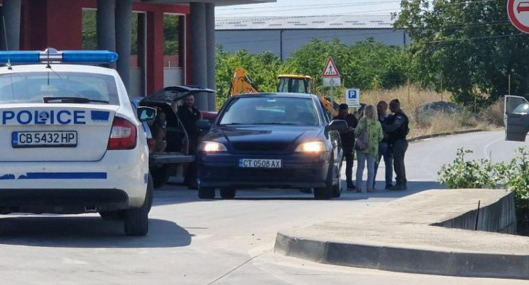 Всичко ще стане в кръв: Въоръжен мъж се барикадира в Стара Загора 