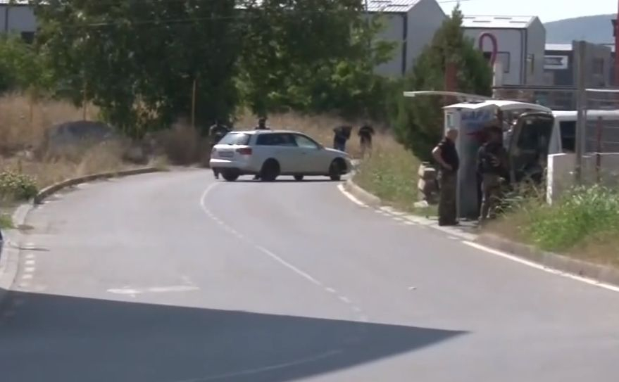 Спецченгета заградиха склада с барикадиралия се мъж, готвят се да... ВИДЕО
