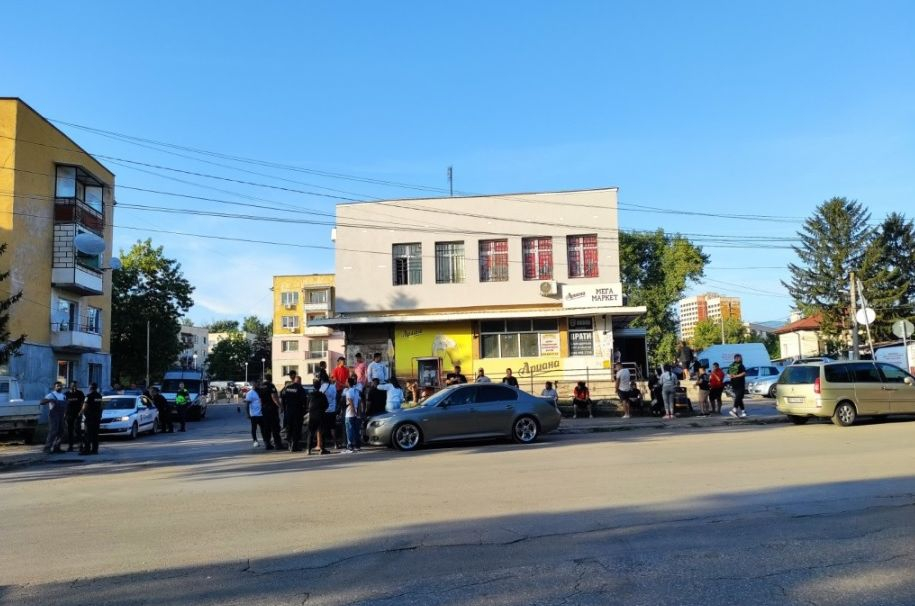 В Ботунец ври и кипи заради застреляния 18-г. обирджия, майка му обяви, че... 