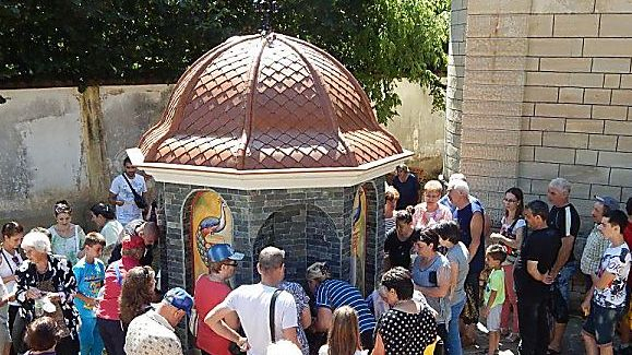Българи и румънци се тълпят около това целебно изворче в Русенско 
