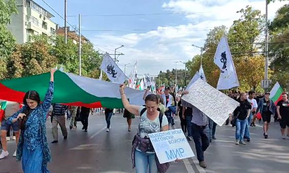 Извънредна ситуация на протеста на "Възраждане" пред Паметника на Съветската армия, хвърчат линейки ВИДЕО
