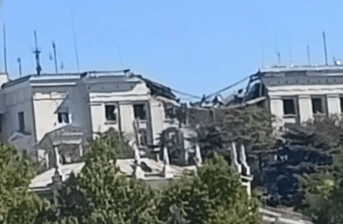 ВИДЕО от войната: Сграда на щаба на Черноморския флот на Русия бе унищожена