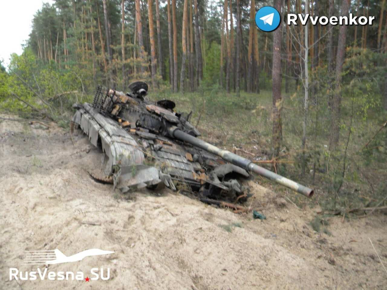 ВИДЕО от войната: Украинска бойна колона попадна под  обстрел 