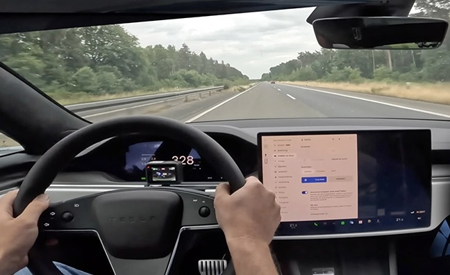 От първо лице: Вижте как Tesla бе ускорена на пътя до 328 км/ч ВИДЕО